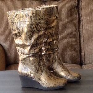 NWOT CURATIONS Gold/Silver Metallic Snakeskin Wedge Heel Boots, 8M